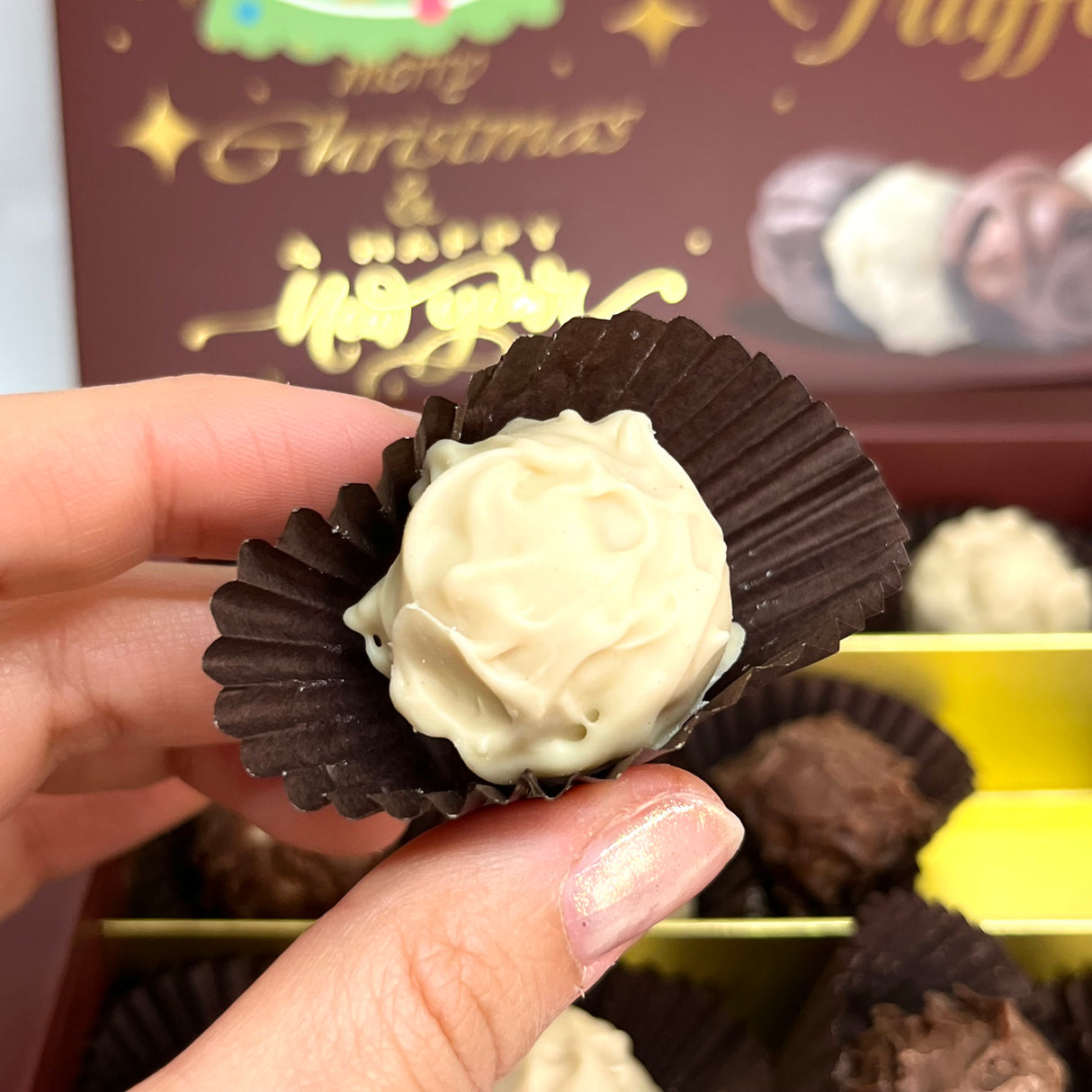 شوكولاتة إيما بالحليب وكرات الشوكولاتة البيضاء المحشوة بكريمة البندق - علبة عيد ميلاد مجيد - 250غ