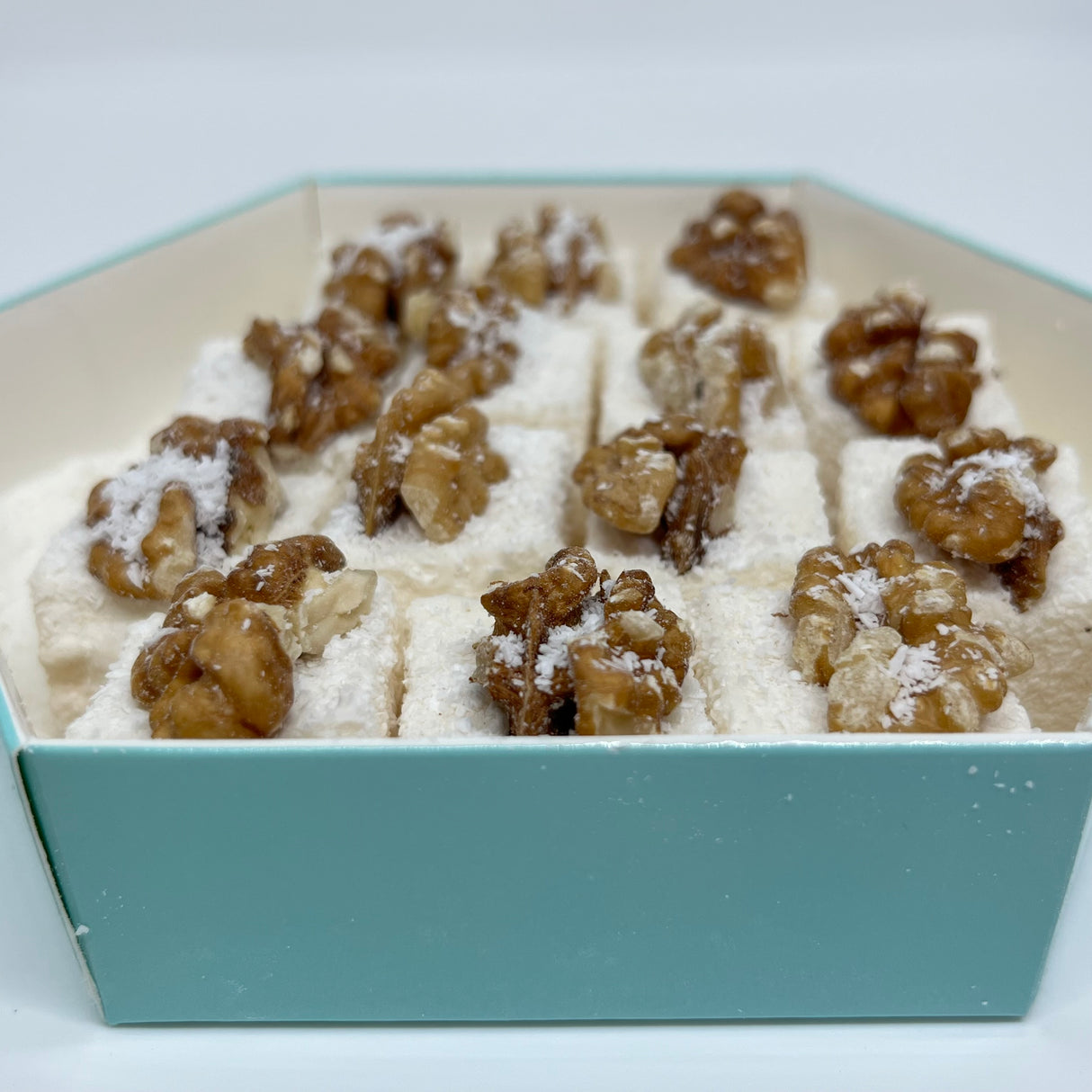 راحة تركية فاخرة بجوز عين الجمل سلطان كارسيباسي - 300 جرام علبة سداسية