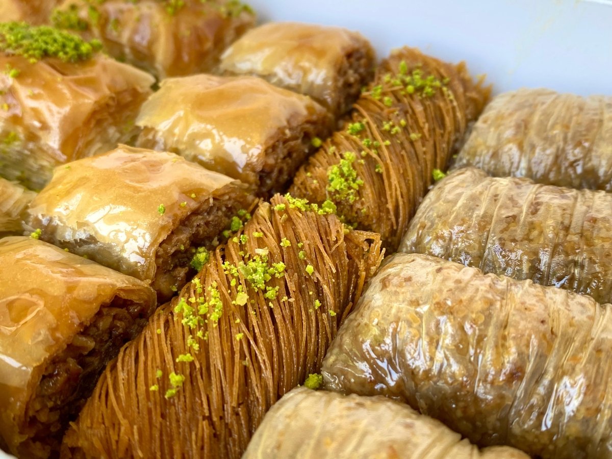 Asi | Assorted Baklava with Pistachio and Walnut - TryAladdin