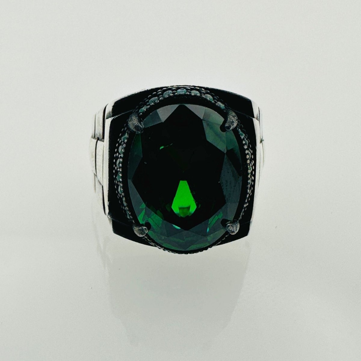 Elegant Emerald Men's Ring - TryAladdin